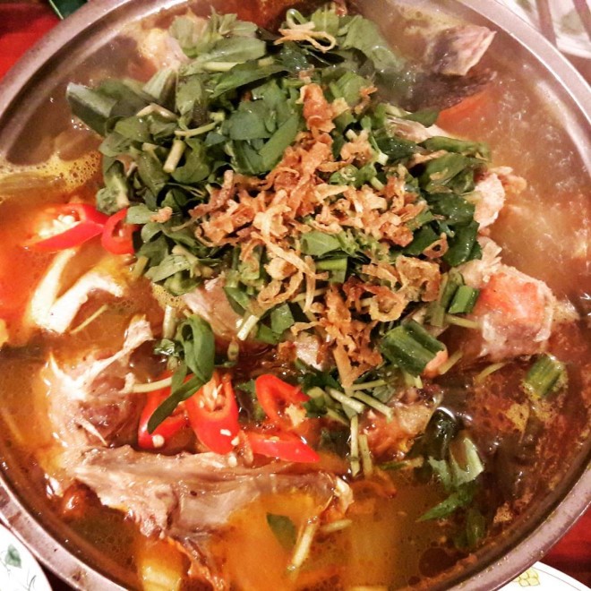 Mùa mưa ăn lẩu cá hồi là ngon thôi rồi luôn