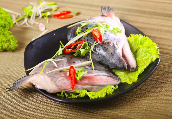 Đầu cá hồi không bỏ đi mà vẫn có thể dùng để chế biến nên món lẩu ngon ngất ngây