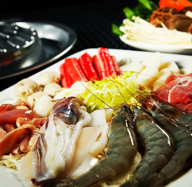 Chọn mua hải sản tươi ngon sẽ giúp món lẩu ngon hơn đó