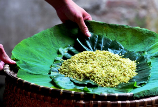 Cốm mua về rửa sạch và để ráo nước