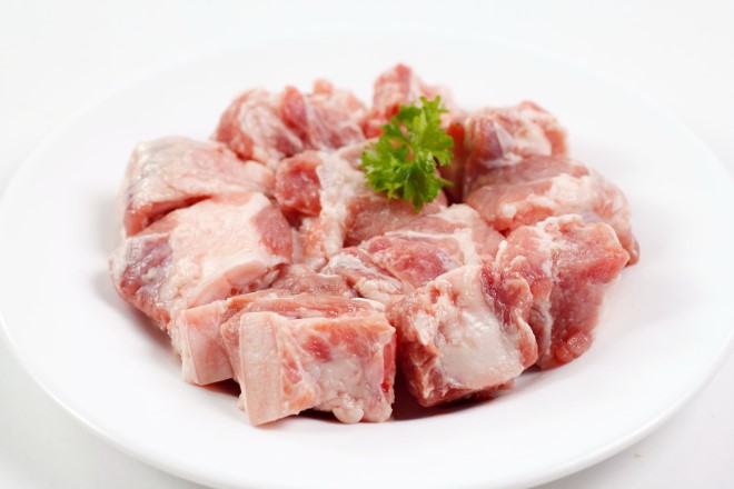 Sườn non rửa sạch sau đó cắt thành khúc vừa ăn