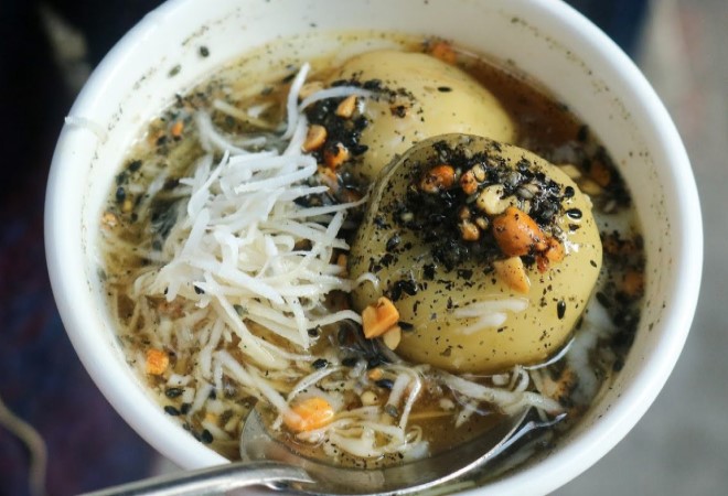 Bánh trôi tàu nóng hổi, ngọt lịm, dẻo thơm ăn vào ngày mưa mùa thu là thích nhất