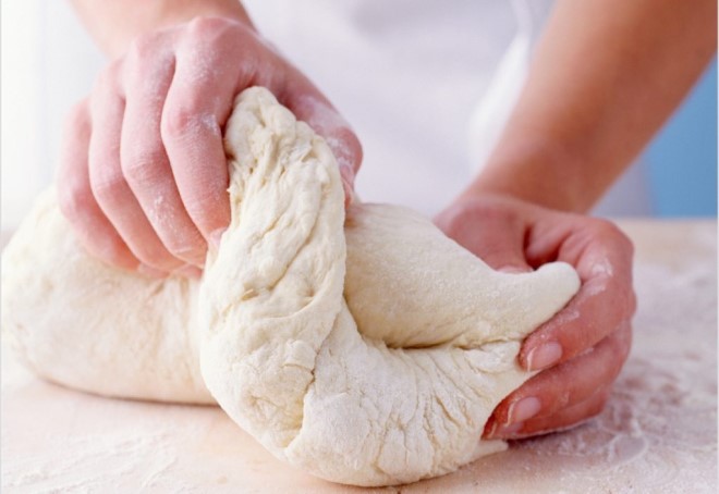 Nhồi bột đến khi mịn, dẻo, bột không bị quá khô thì dừng lại