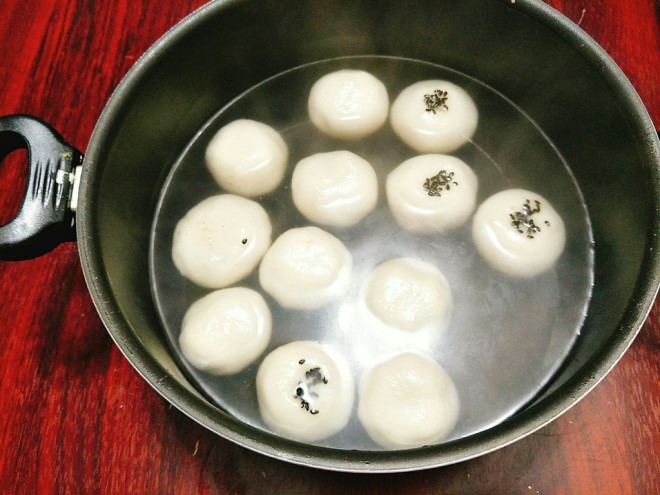 Cho bánh vào nồi nước đang sôi, luộc đến khi bánh chín nổi lên thì vớt ra
