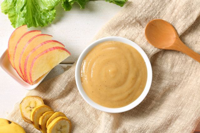 Bé tập ăn dặm với các loại quả
