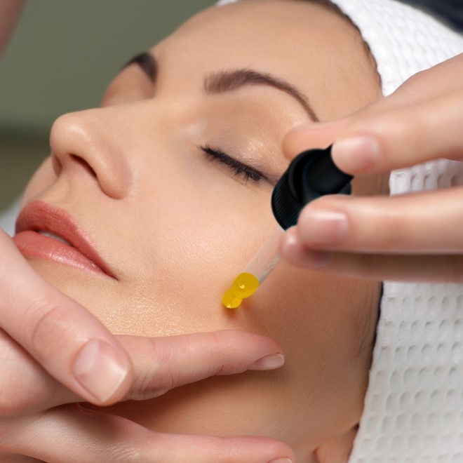 Thoa serum dưỡng chất sau khi lăn kim giúp thúc đẩy quá trình tái tạo da
