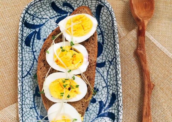 Nhớ thêm bánh mì đen và trứng luộc vào thực đơn giảm mỡ bụng bạn nhé