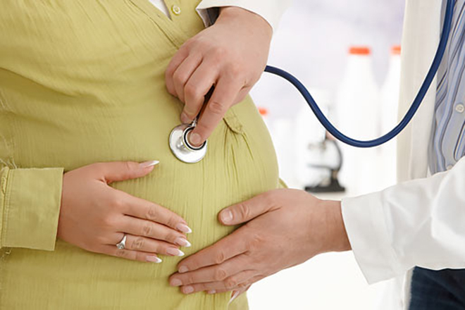 Bác sỹ khám cho mẹ bầu