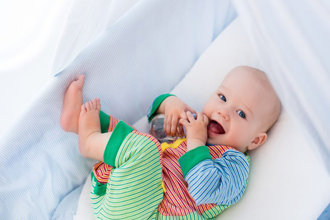 Bé 4 tháng có tầm nhìn tốt hơn