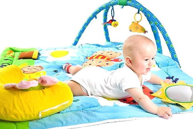 Trẻ chơi với nhiều đồ chơi màu sắc