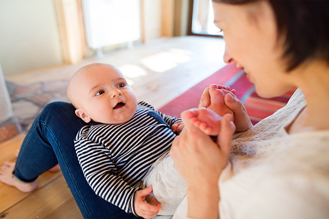 Mẹ nói chuyện với bé