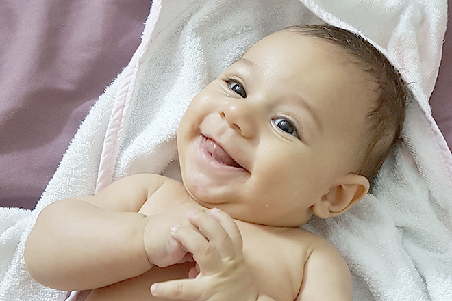 Mẹ tắm cho bé