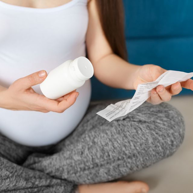 Bà bầu cầm toa thuốc