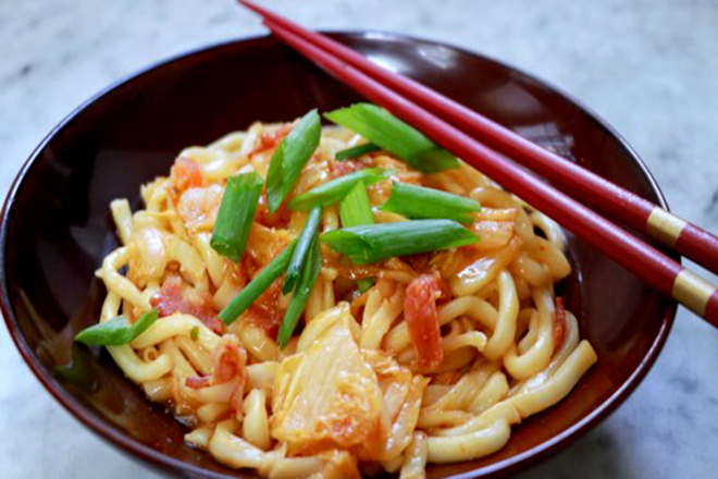Mì udon xào kim chi