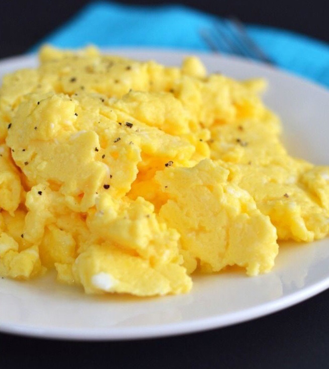 Rắc vào trứng ít tiêu xay