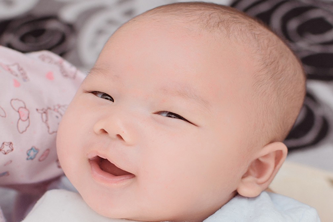 Bé đang cười
