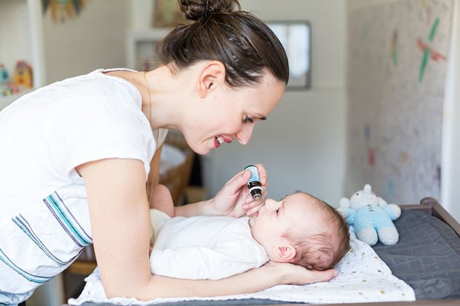 Mẹ cho trẻ uống vitamin D