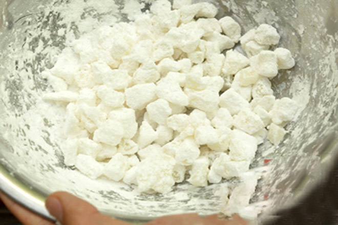 Cho bột năng vào cùi bưởi
