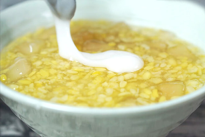 Thêm nước cốt dừa vào chè bưởi