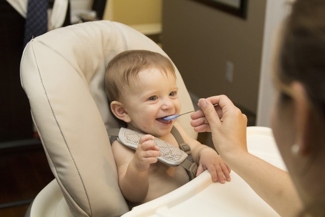Giai đoạn đầu, trẻ đã có phản xạ và hứng thú với đồ ăn