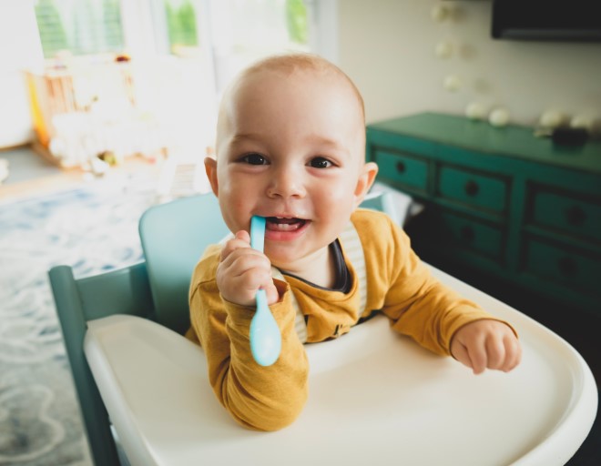 Bước sang giai đoạn 3, mẹ hãy tập cho con thói quen dùng thìa và ngồi ăn như người lớn