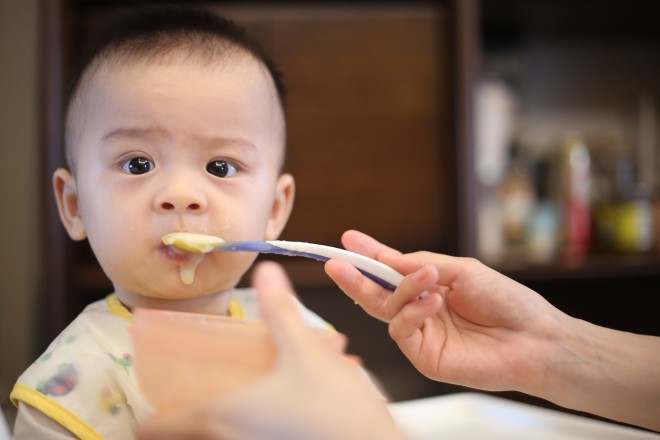 Trẻ đã biết mím môi khi không muốn ăn thêm nữa