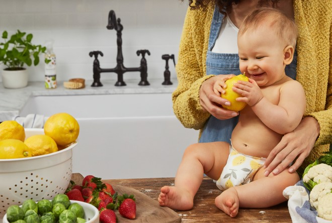 Mẹ tập cho bé cầm nắm đồ ăn theo phương pháp ăn dặm kiểu Nhật