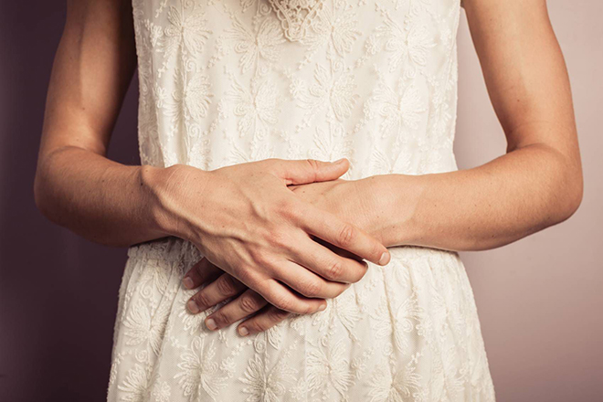 Mẹ bầu ôm bụng