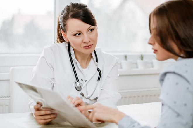 Bà bầu trao đổi với bác sỹ