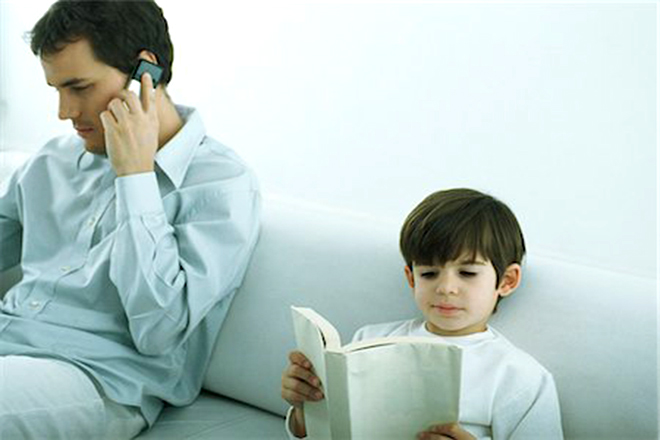 Bố nói chuyện điện thoại