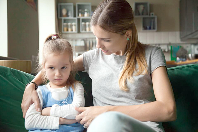Mẹ nói chuyện với con gái