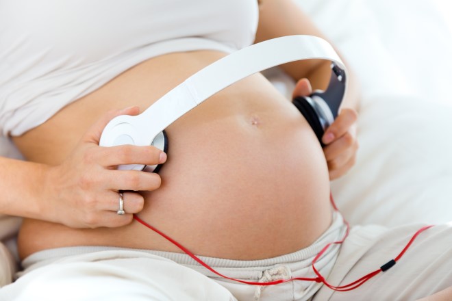 Nghe nhạc tiếng Anh trong thai kỳ mang lại nhiều lợi ích cho mẹ bầu và thai nhi