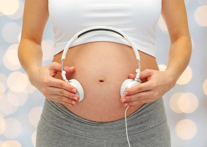 Liệu áp tai nghe vào bụng cho con nghe nhạc có phải phương pháp thai giáo tốt?