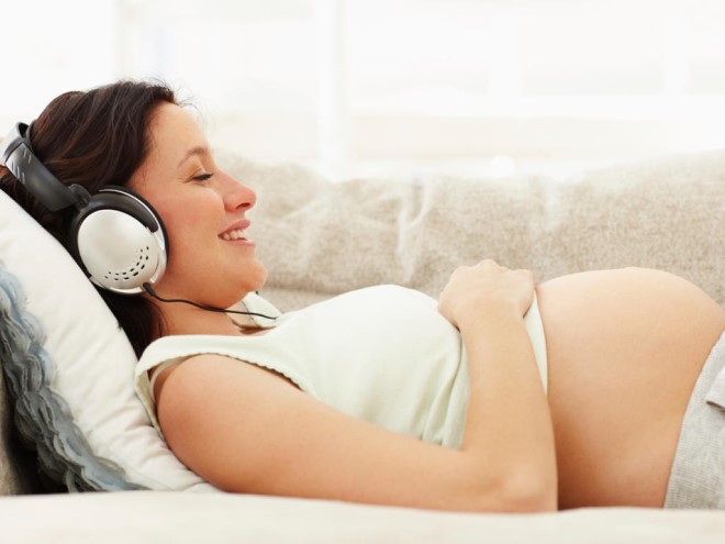Mẹ nên chọn thời điểm cần thư giãn để nghe nhạc và thời gian nghe không nên quá lâu