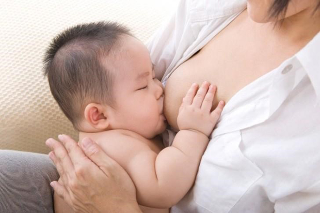 Mẹ cho bé bú