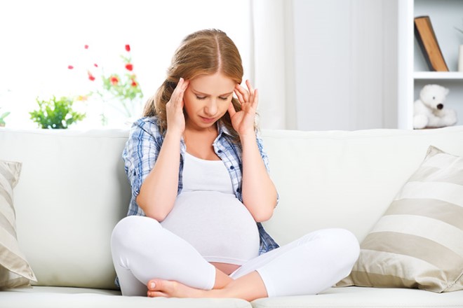 Ngoài những cơn đau thắt, mẹ dễ bị chóng mặt và đau đầu hơn