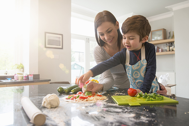 Trẻ thích thú với thực phẩm