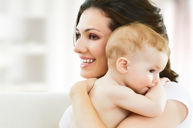 Bé sơ sinh nấc cụt