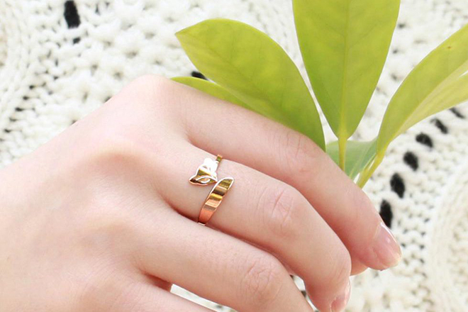 Đeo nhẫn ngón giữa