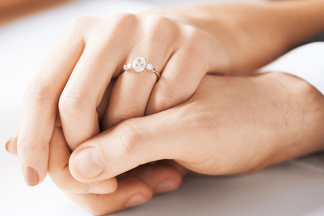 Đeo nhẫn ở ngón áp út