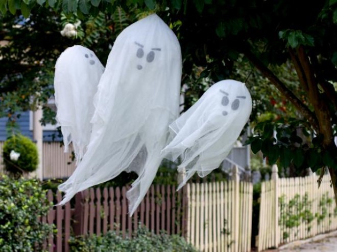 Thứ không thể thiếu trong dịp Halloween đương nhiên là những bóng ma vất vưởng rồi