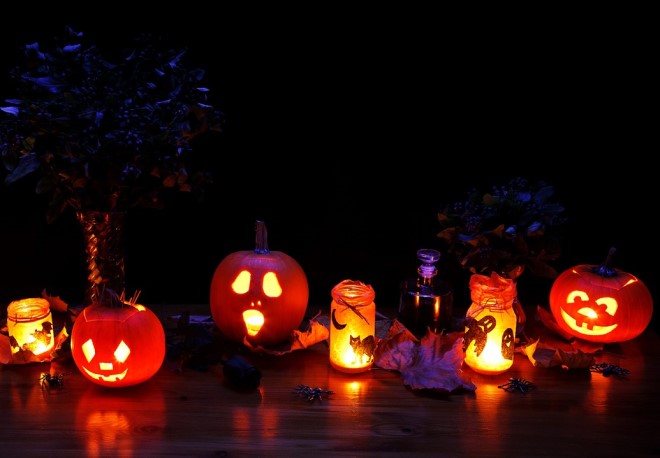 Bạn có thể dễ dàng tự làm đèn bí ngô tại nhà trang trí vào dịp Halloween này