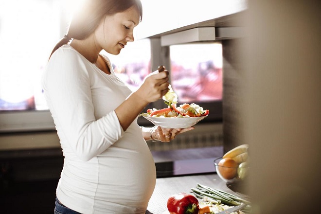 Bà bầu nên ăn uống đủ chất