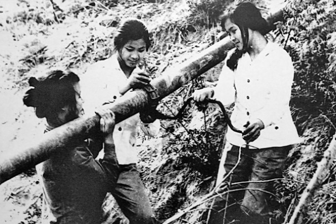 Nữ thanh niên xung phong Trường Sơn lắp đặt đường ống xăng dầu