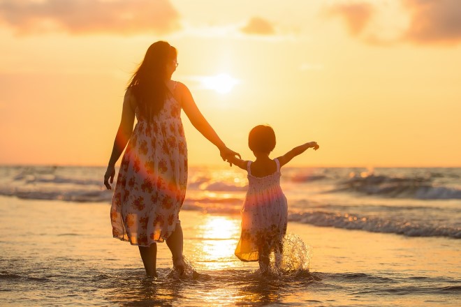 Phụ nữ hiện đại ban ngày đi làm, lúc về nhà là vợ đảm mẹ hiền