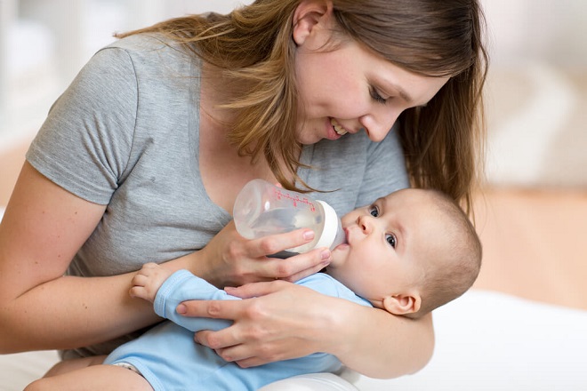 Cách chữa táo bón cho trẻ sơ sinh bằng bổ sung nước