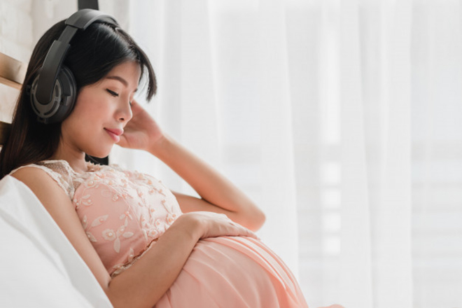Bà bầu nghe nhạc