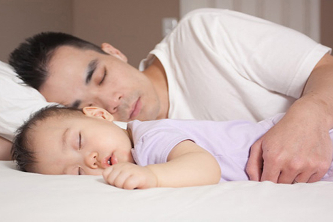 Bé ngủ với bố
