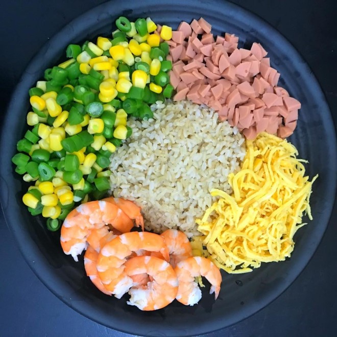 Bạn có thể thêm hay thay thế các nguyên liệu có sẵn trong bếp để chế biến món cơm chiên