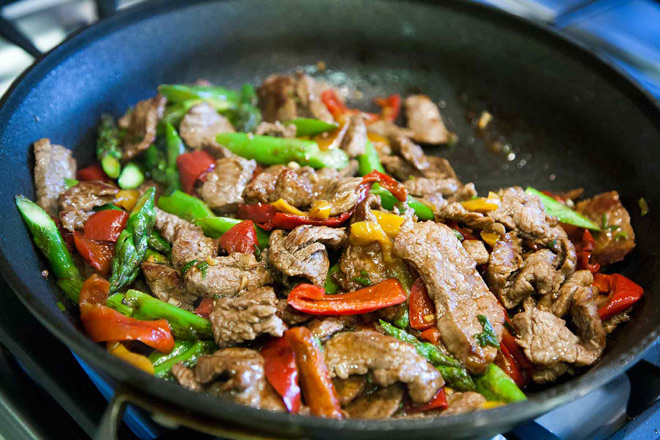 Bật bếp lên và xào thịt bò thôi nào